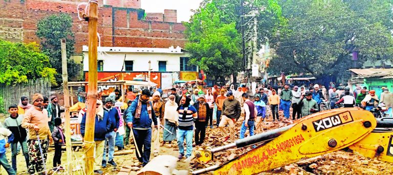 Buxar News: सिमरी बाजार में अवैध कब्जे पर चली प्रशासन की जेसीबी