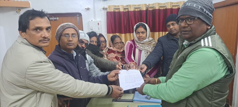 कालबद्ध प्रोन्नति से वंचित शिक्षकों ने बीडीओ को आवेदन देकर की सार्थक पहल की मांग