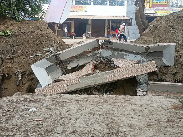 स्टॉर्म वाटर ड्रेनेज की खुदाई से डीएस काॅलेज का मुख्यद्वार धाराशायी