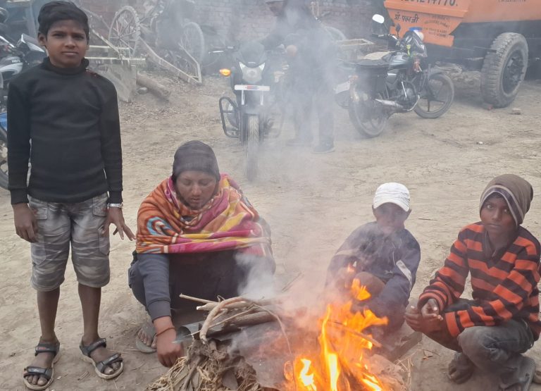 ठंड में फुटपाथ पर रहने वाले लोगों के लिए अलाव सहारा