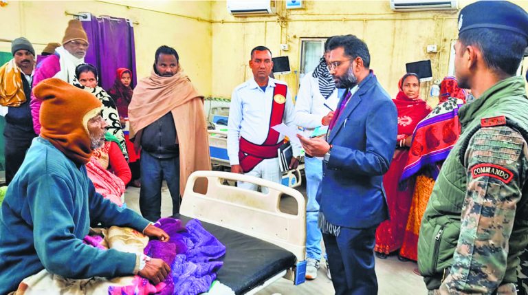Gopalganj News  : डीएम ने मरीजाें से लिया फीडबैक, डॉक्टर व कर्मियों का रोस्टर भी देखा, कमियां देख लगायी फटकार