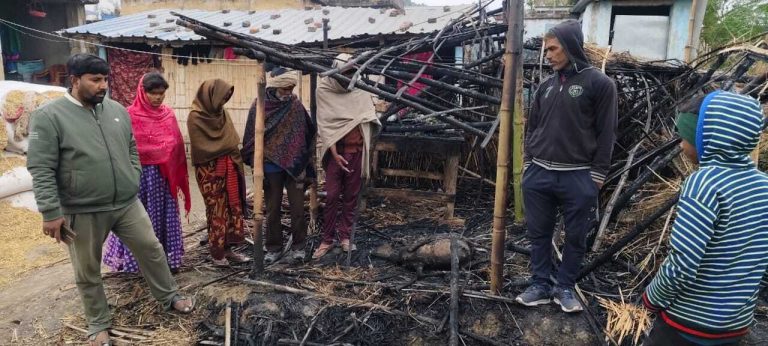 आग से एक घर जले, पांच बकरियां झुलसी, एक युवक भी झुलसा