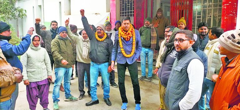 Saran News : डाक कर्मियों ने किया डाक अधीक्षक के खिलाफ प्रदर्शन