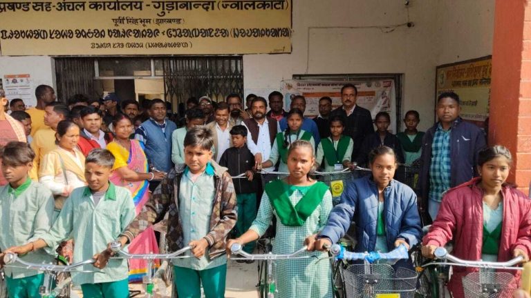East singhbhum news : अबुआ आवास योजना की सूची की सभी को जानकारी दें कर्मी : समीर