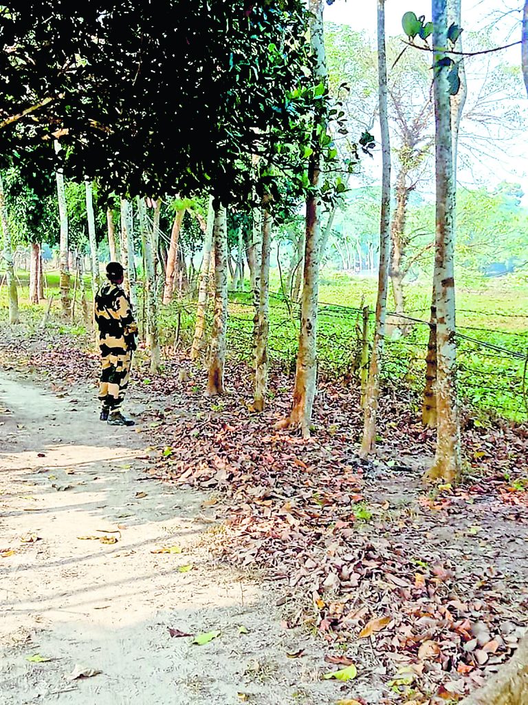 बांग्लादेश के हालात के मद्देनजर बीएसएफ ने बढ़ायी और चौकसी