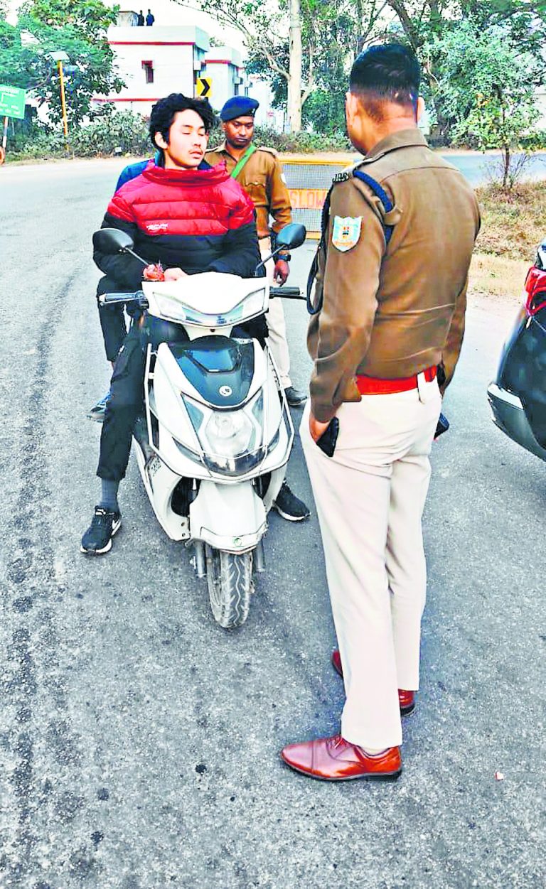 Ranchi news : ट्रैफिक नियमों के उल्लंघन पर कार्रवाई, कई वाहनों का कटा चालान
