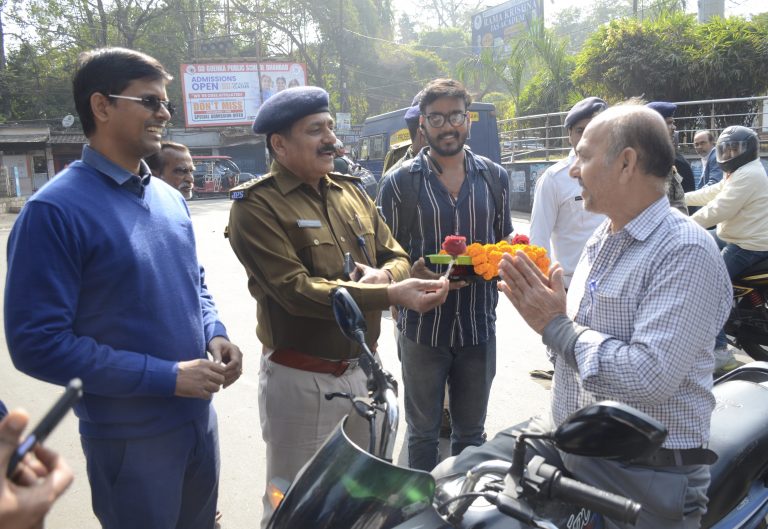 Dhanbad News : परिवहन विभाग ने चलाया ”रोज एट रोड” अभियान