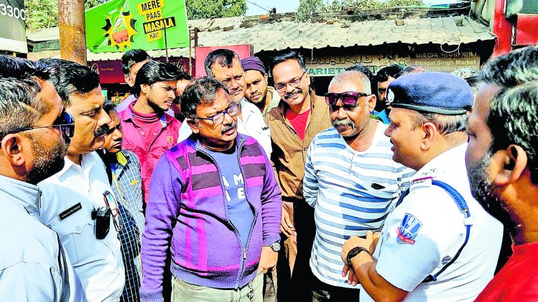 ट्रैफिक पुलिस की लगातार चेकिंग से परेशान लोगों ने किया हंगामा