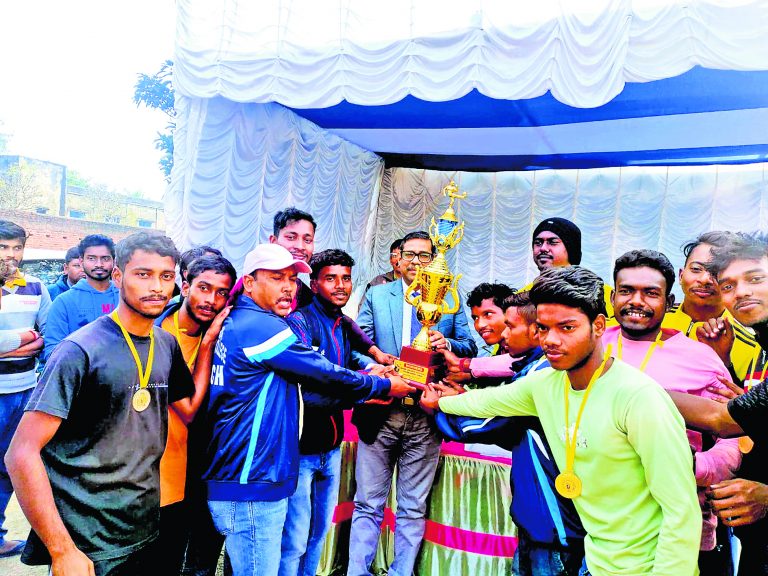 फुटबॉल टूर्नामेंट में पीआरएमएस कॉलेज की टीम बनी चैंपियन