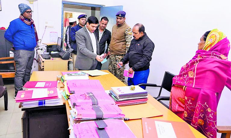 डीएम के औचक निरीक्षण के दौरान अनुपस्थित कर्मियों से जवाब तलब