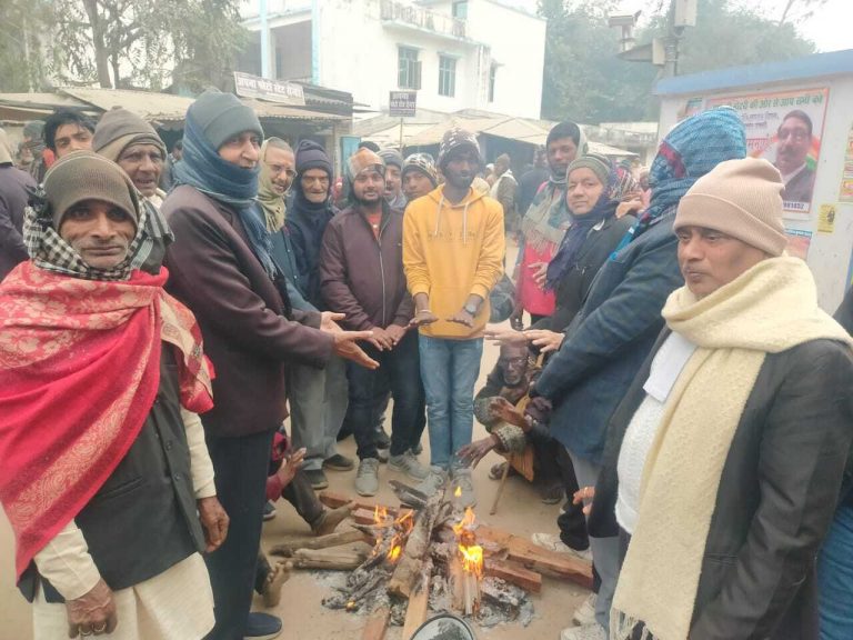ठंड से गरीबों की बढ़ी परेशानी, चौक-चौराहे पर अलाव बना सहारा