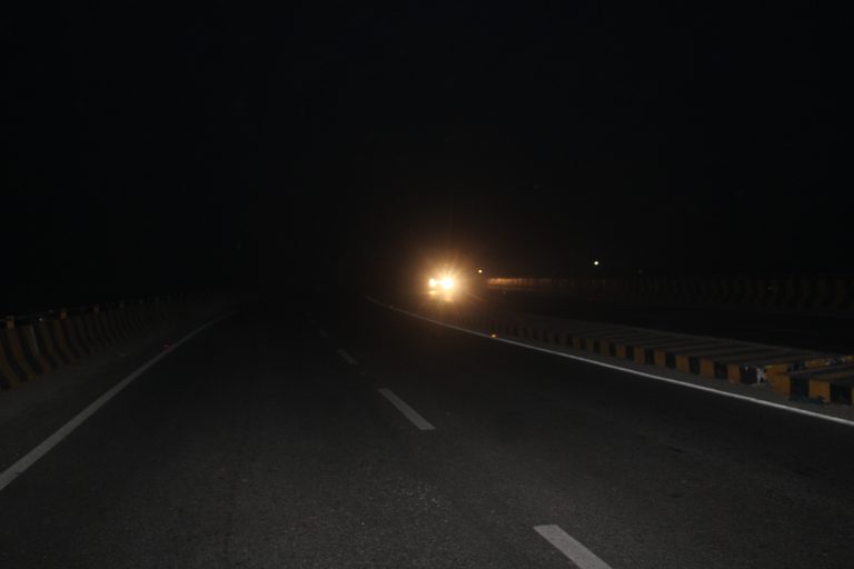 एनएच 327 ई पर बने रेल ओवरब्रिज पर स्ट्रीट लाइट नहीं लगाने से राहगीर व वाहन चालक को हो रही परेशानी