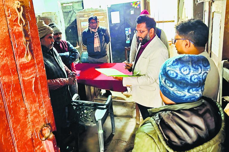 Gopalganj News  : डीएम के निरीक्षण में शिक्षा विभाग के ओएस मिले गायब, तो एक साल से नहीं आया कर्मी