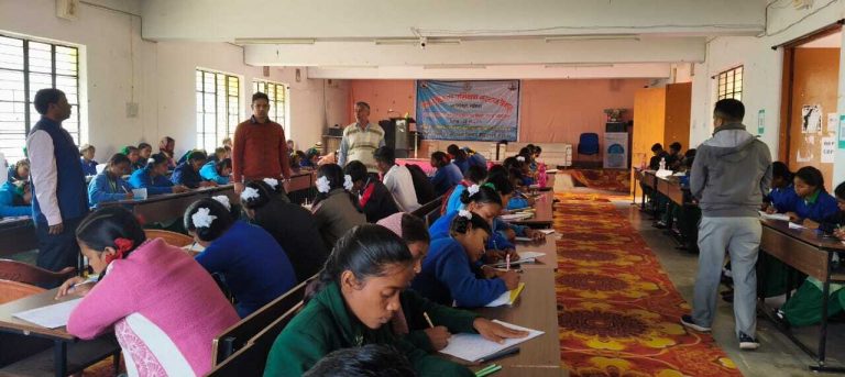 Chaibasa News : निबंध लेखन में अन्नापूर्णा प्रथम व सरिता द्वितीय
