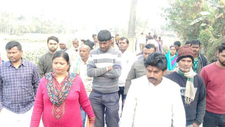 सड़क सह नाला निर्माण कार्य में बरती जा रही अनियमितता की शिकायत पर कार्यपालक पदाधिकारी ने रोका काम