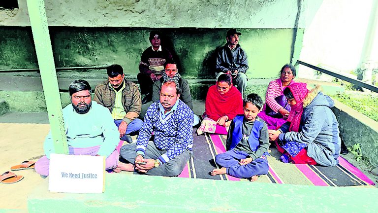 आइएसपी के नगर सेवा विभाग के सात ठेकाकर्मियों के परिजन धरने पर