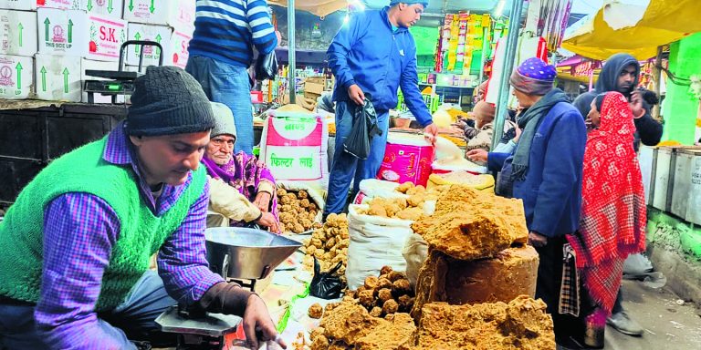 Gopalganj News  : कतरनी चूड़ा, गुड़ व तिलकुट की सुगंध से महका मकर संक्रांति का बाजार, ग्राहकों की उमड़ रही भीड़
