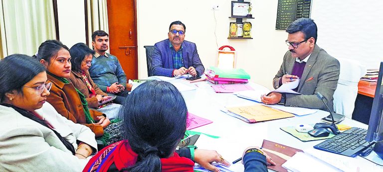 लंबित योजनाओं को शीघ्र पूर्ण करने का निर्देश