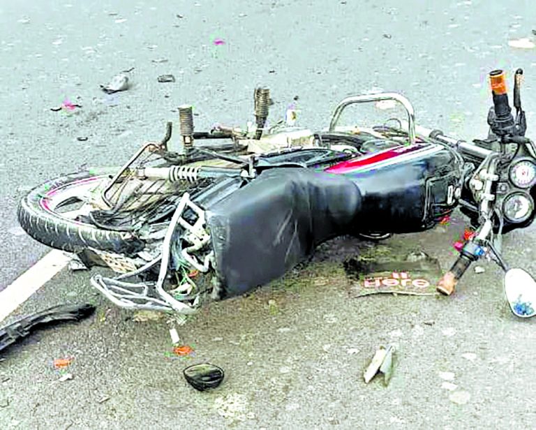 Chhapra News : सड़क दुर्घटना में बाइक सवार दो युवक घायल