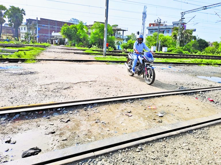 पीजी रेलखंड पर बने अवैध रेलवे क्रॉसिंग से जारी है आवागमन