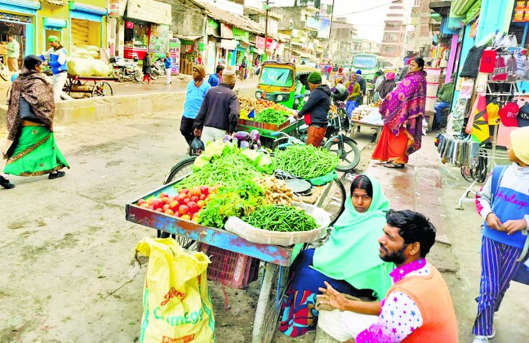 सब्जी दुकानदारों के अतिक्रमण से हो रही परेशानी