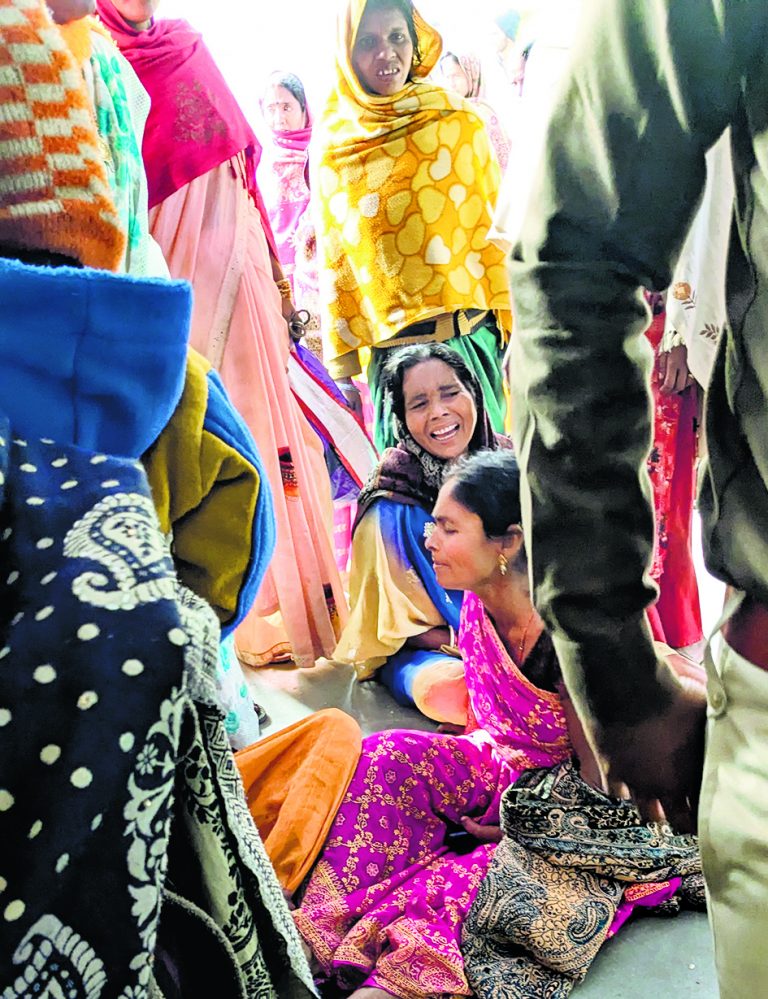 अनियंत्रित होकर नहर में पलटा टेंपो, एक की मौत