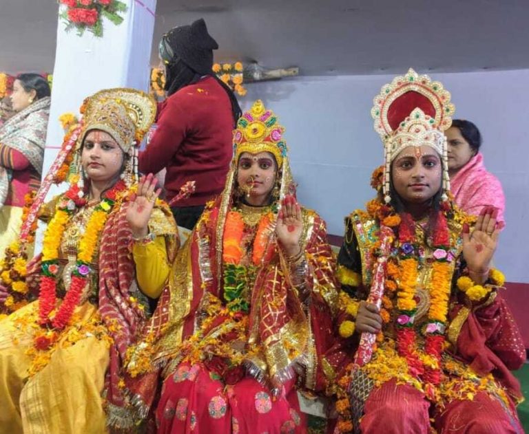 21 सौ दीपों से जगमगा उठा कार्यक्रम स्थल, लगे जय श्रीराम के नारे