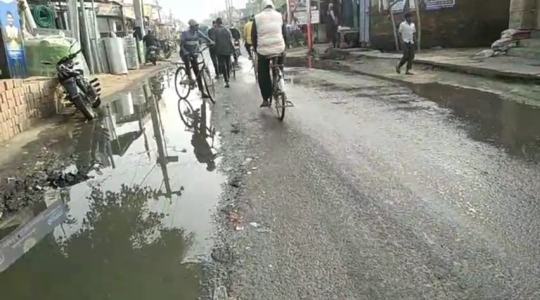 शंभुगंज बाजार की सड़कों पर बह रहा नाला का दूषित पानी