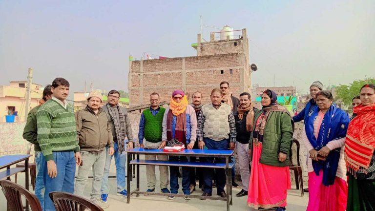 सेवानिवृत्त शिक्षक को सम्मान के साथ दी गयी विदाई