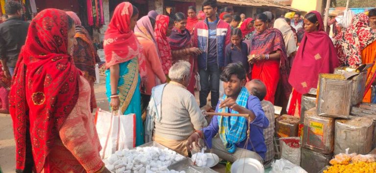 मकर संक्रांति नजदीक आते ही बाजारों में गुड़, तिलकुट व चूड़ा से सजी दुकानें,  सौंधी खुशबू कर रहा आकर्षित