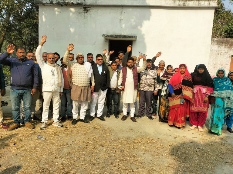 प्रशिक्षण कार्यक्रम में खानापूर्ति करने पर भड़के कचहरी सचिव व सरपंच,  किया प्रदर्शन