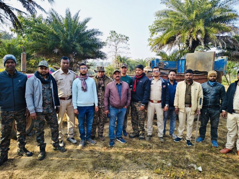 Giridih News :वन विभाग की ने अवैध आरा मिल में मारा छापा, लकड़ी व मशीन जब्त
