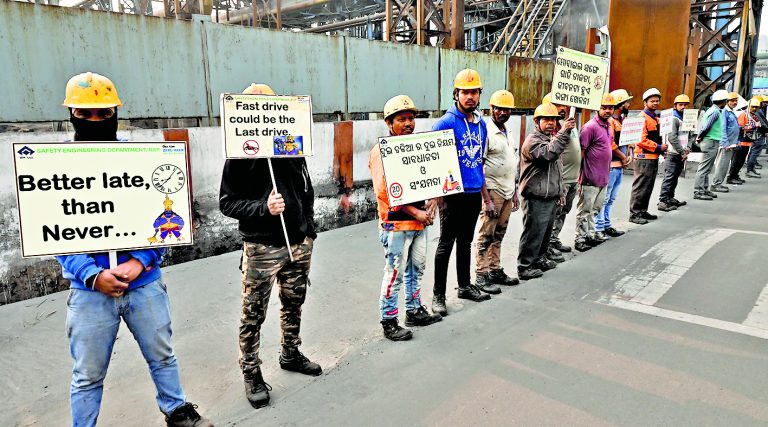 Rourkela News: वाहन चलाते समय ओवरटेकिंग से बचने, नियमों का पालन करने का दिया संदेश