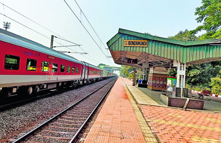 Rourkela News: बंडामुंडा स्टेशन में कोरोना काल से बंद है आधा दर्जन ट्रेनों का ठहराव, यात्री परेशान
