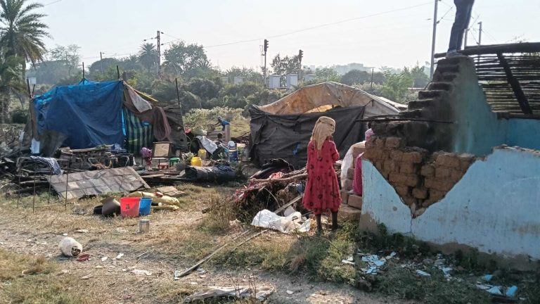 Chaibasa News :लोगों ने स्वयं अपने घरों को तोड़ा