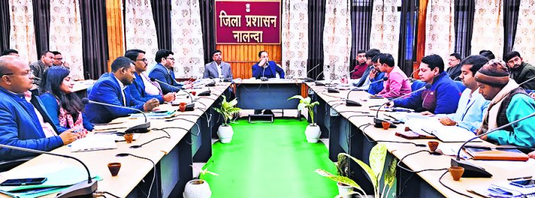 प्रशासनिक भवन निर्माण को लेकर भूमि चिह्नित कर उपलब्ध कराने का जिलाधिकारी ने दिया निर्देश