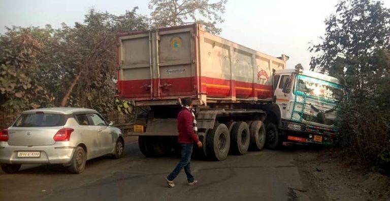 Accident : ट्रेलर का संतुलन बिगड़ा, बाल-बाल बचे चालक व खलासी