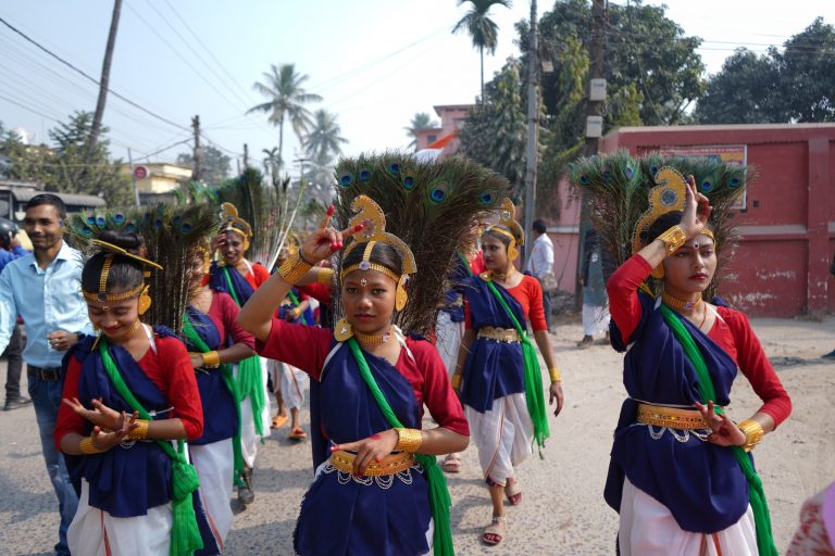 विभिन्न परिधानों में किलकारी के बच्चों ने निकाली प्रभातफेरी