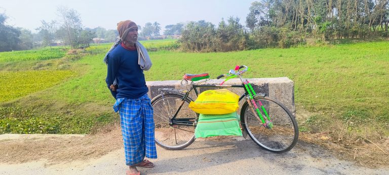 अधिक राशि लेकर उर्वरक विक्रेता किसानों का कर रहे दोहन, जबरन थमा रहे जाईम