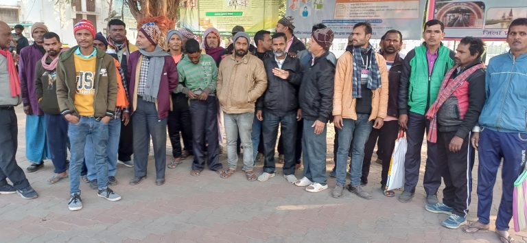 बच्चों के स्कूली परिवहन पर प्रतिबंध से परेशान ई-रिक्शा चालकों ने डीएम से लगायी गुहार