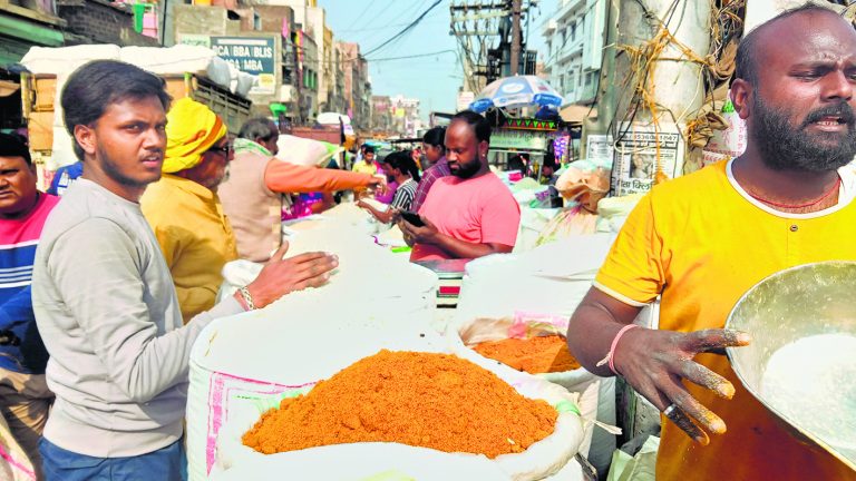 Chhapra News : मकर संक्रांति नजदीक आते ही बाजारों में गुड़, तिलकुट व चूड़ा से सजीं दुकानें