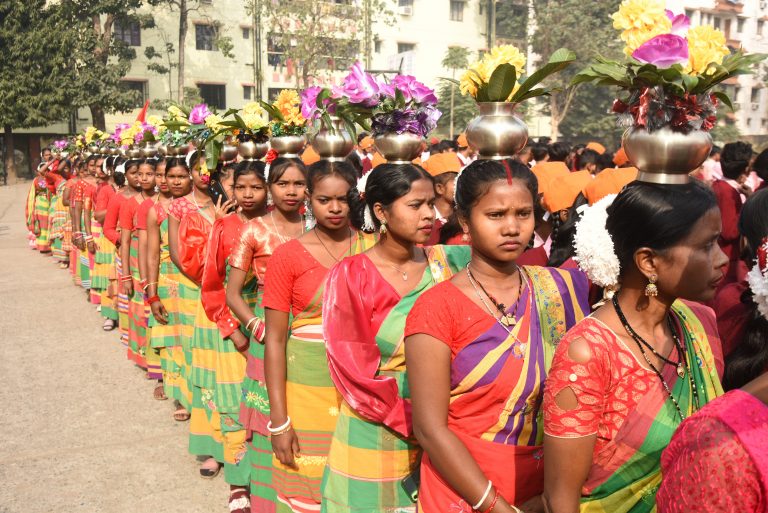 Jamshedpur : त्रिशूल महोत्सव :  शोभायात्रा में छऊ व आदिवासी नृत्य ने मन मोहा
