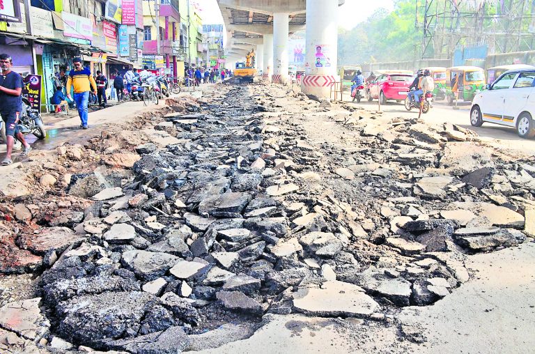 Ranchi News: जाम से कराह रहा रातू रोड, धूल से सांस लेना दूभर