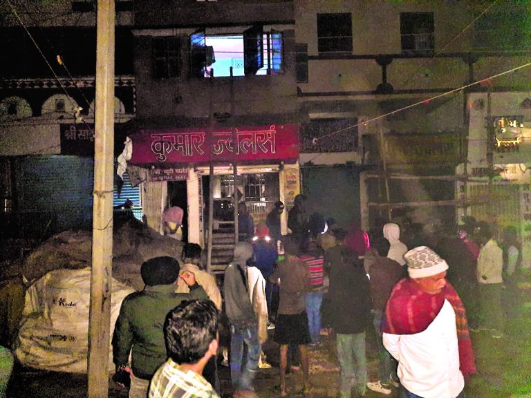 कपड़े के गोदाम में लगी आग, लाखों की क्षति