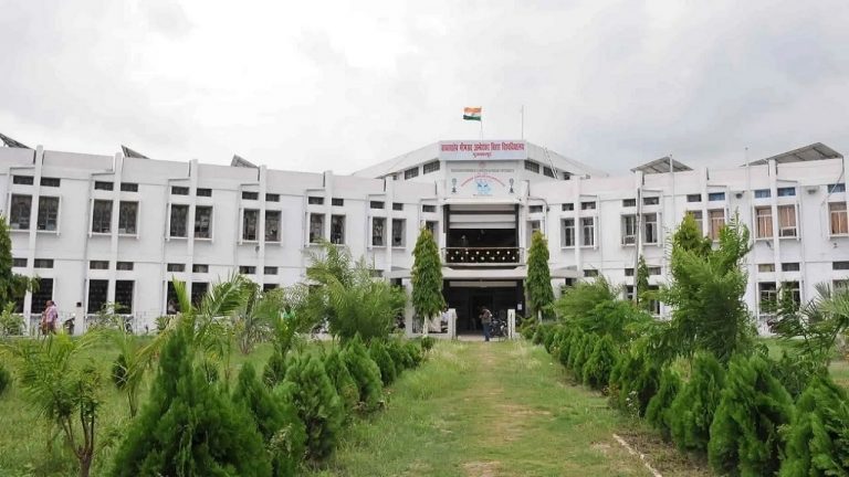 परीक्षा विभाग में एकल प्रवेश को लेकर फिर हंगामा, खोला गेट