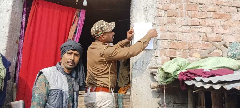 कुर्की जब्ती की कार्रवाई होने पर तीन आरोपितों ने बेलदौर थाने में किया समर्पण
