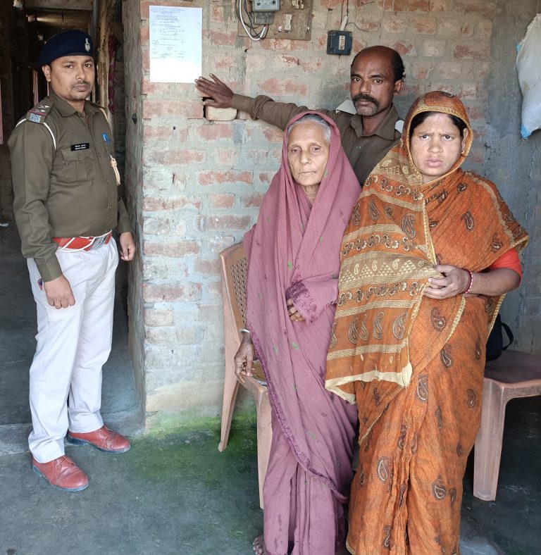 दो वारंटी के घर चिपकाया इश्तेहार