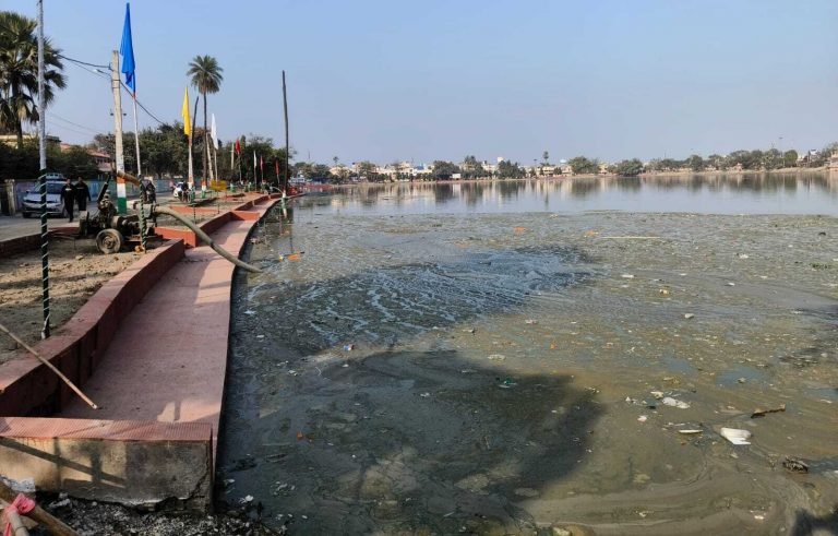 Darbhanga News: सफाई के  “सरकारी सिस्टम ” को हराही पोखर ने सिरे से नकारा
