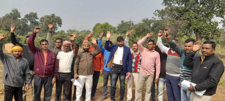 Dhanbad News:गैर आबाद खाते की जमीन पर कब्जा के विरोध में ग्रामीणों ने किया प्रदर्शन