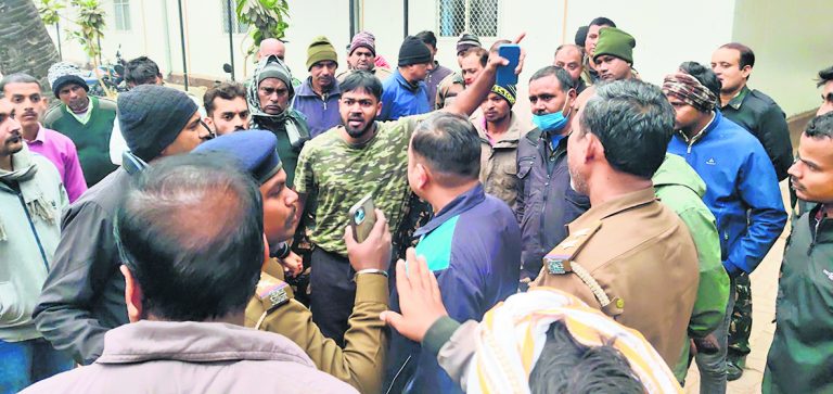 बिहिया में डंपर ने मोटरसाइकिल सवार पिता-पुत्र को मारी टक्कर, पुत्र की गयी जान